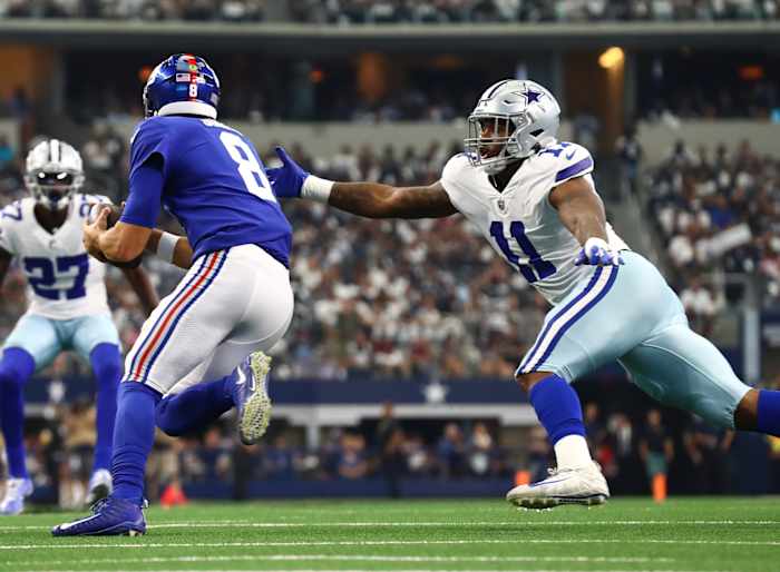 Oct 10, 2021; Arlington, Texas, USA; New York Giants quarterback Daniel Jones (8) is pressured by linebacker Micah Parsons (11) in the second quarter at AT&T Stadium.